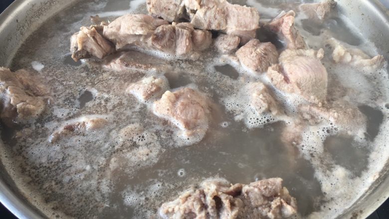 #咸味# 酱烧大骨头(猪骨头),大火煮开,撇去浮末,煮约5分钟,捞出备用。