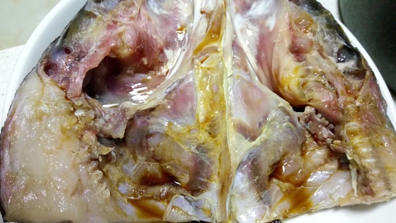 剁椒鱼头,把鱼头清洗干净，去掉鱼鳞、鱼腮和里面的黑膜。然后放入适量的盐、<a style='color:red;display:inline-block;' href='/shicai/ 720'>胡椒粉</a>、<a style='color:red;display:inline-block;' href='/shicai/ 718'>料酒</a>、少许<a style='color:red;display:inline-block;' href='/shicai/ 788'>生抽</a>腌制入味。