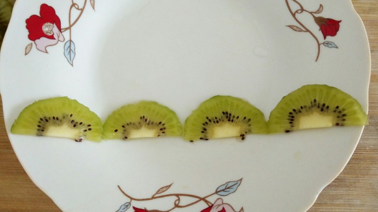 出水莲花摆盘,从盘子中线下一点摆猕猴桃片