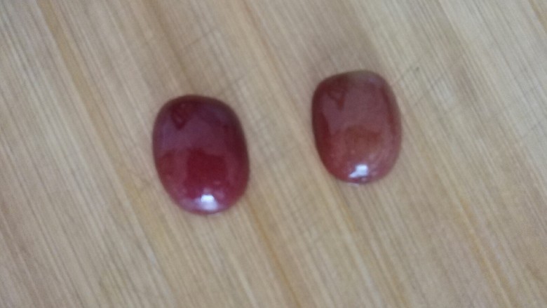 出水莲花摆盘,<a style='color:red;display:inline-block;' href='/shicai/ 624'>葡萄</a>洗净切对半,做金鱼的脑袋
