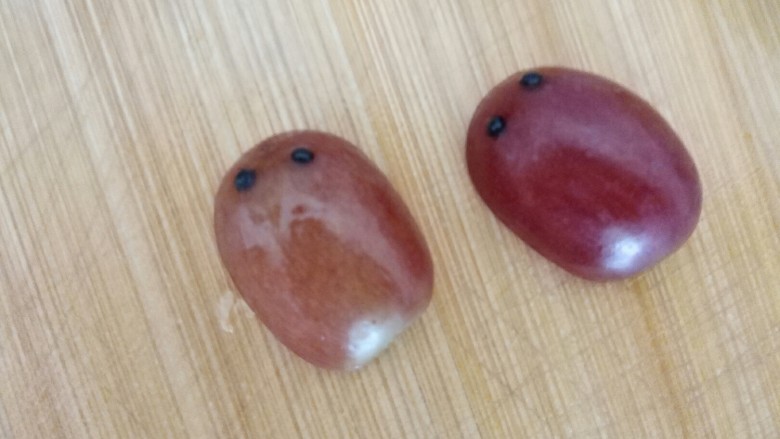 出水莲花摆盘,用牙签塞<a style='color:red;display:inline-block;' href='/shicai/ 134848'>花椒籽</a>,做金鱼的眼睛