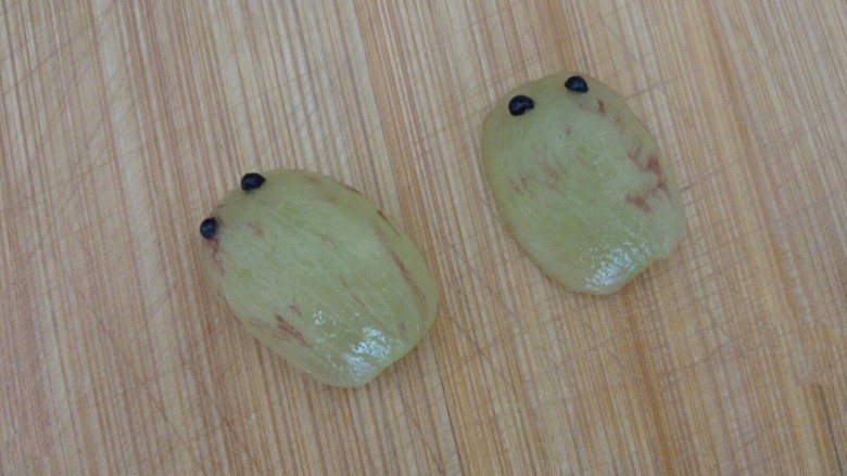 出水莲花摆盘,剥掉葡萄皮