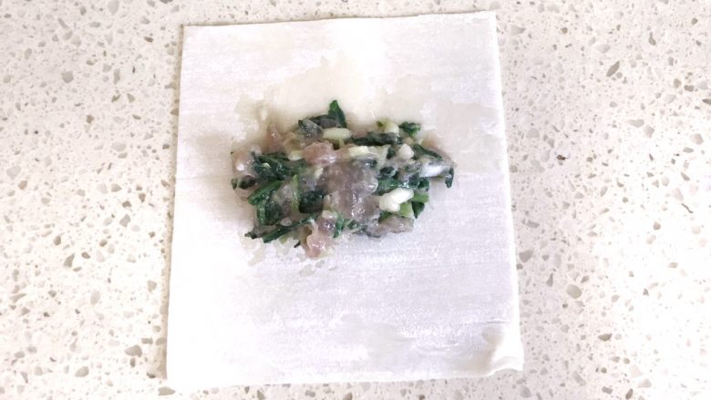 #咸味#美味的猪肉荠菜高汤馄饨,分享元宝馄饨的包法:取一张馄饨皮,中间加入适量的肉馅儿