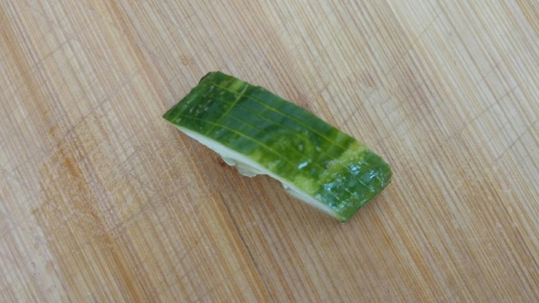 出水莲花摆盘,<a style='color:red;display:inline-block;' href='/shicai/ 54'>黄瓜</a>从一边切,另一边不要切断,共五片,切两份