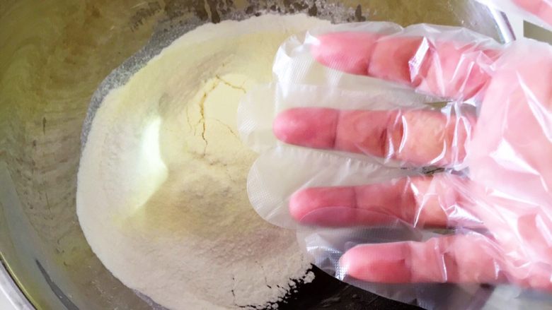传统广式豆沙月饼,戴上一次性手套,充分抓捏均匀