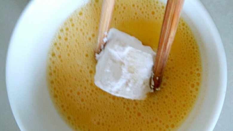 脆皮香蕉,把裹上淀粉的香蕉,放入鸡蛋液里均匀裹上蛋液