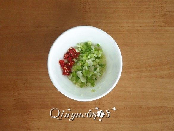 #辣味#酸辣黄瓜,小红辣椒切碎和葱花放一小碗