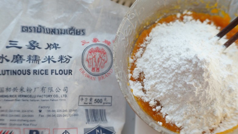 南瓜夹心苏打饼,稍冷却,加入100g<a style='color:red;display:inline-block;' href='/shicai/ 520'>糯米粉</a>。