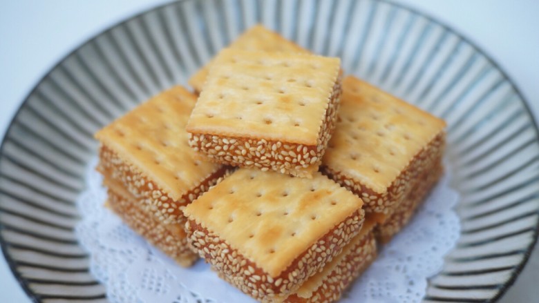 南瓜夹心苏打饼,苏打饼干表面金黄,南瓜糯米夹心香甜软糯。