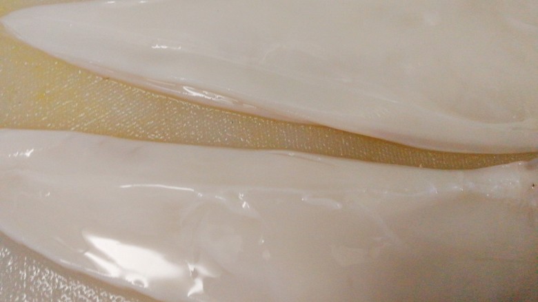 #辣味#双椒爆鱿鱼卷,切一半开,鱼头切下切条