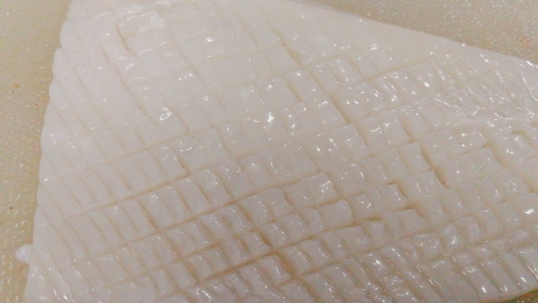 #辣味#双椒爆鱿鱼卷,切井字格