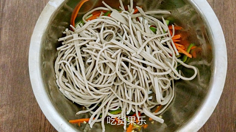 #咸味#时蔬豆腐丝,倒入豆腐丝