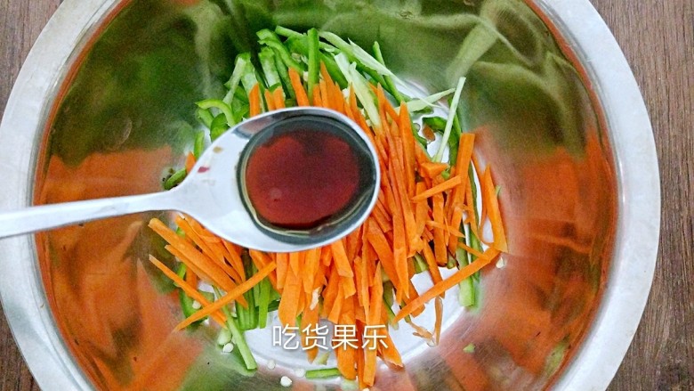 #咸味#时蔬豆腐丝,倒入半勺米醋(可以用别的醋,自己喜欢的)