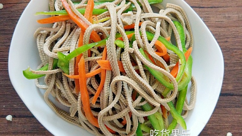 #咸味#时蔬豆腐丝,做好装盘,是不是很漂亮。很适合现在的季节哦。