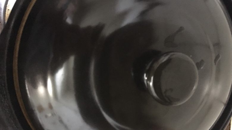 梅干菜红烧肉,盖上锅盖大火烧开,转中火45分钟,再转小火15分钟,关火焖一会即可。