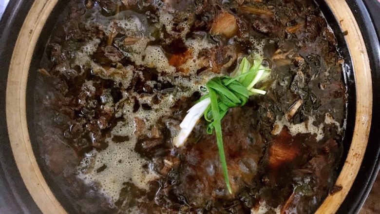梅干菜红烧肉,我把五花肉盛到沙锅中一之后加入开水,下入小葱,水要满过五花肉。