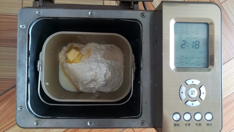 南瓜花式面包,除南瓜泥以外的材料放入面包机里,选择甜面包程序