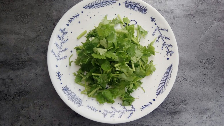 蒜香味的孜然香辣小土豆,香菜切成段