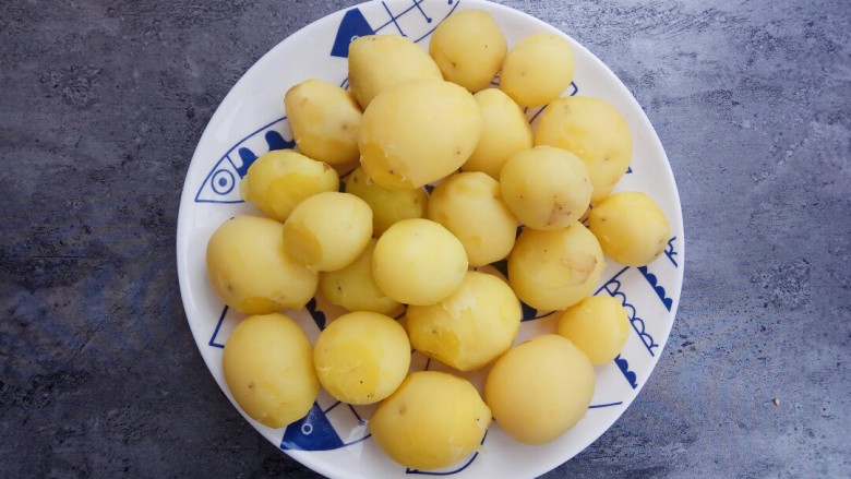蒜香味的孜然香辣小土豆,把土豆皮去掉