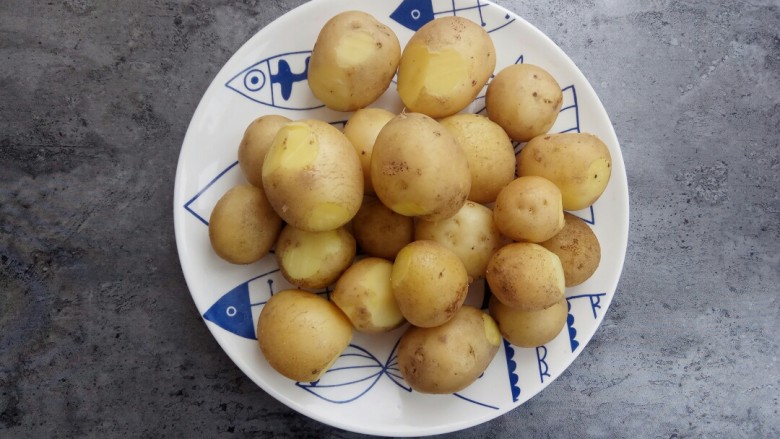 蒜香味的孜然香辣小土豆,蒸熟的土豆盛出