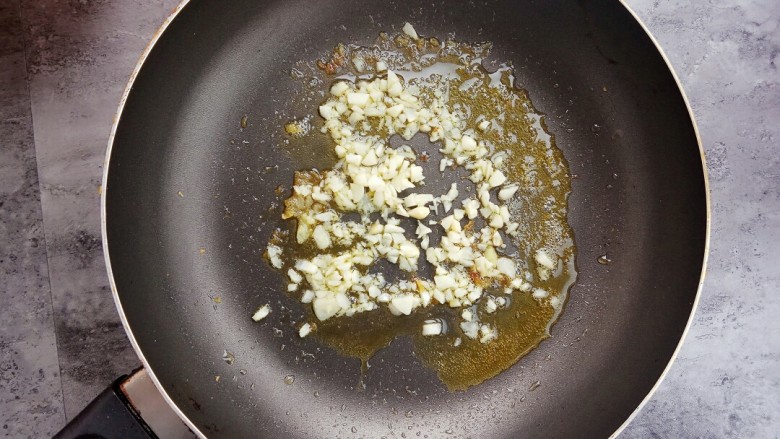 蒜香味的孜然香辣小土豆,锅里留走,放入蒜末爆香