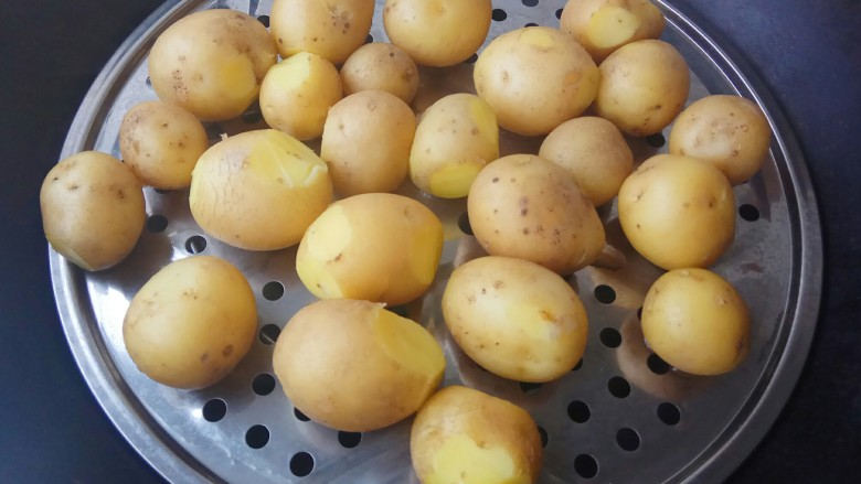 蒜香味的孜然香辣小土豆,土豆蒸熟大约需要15分钟,筷子可以插过就好
