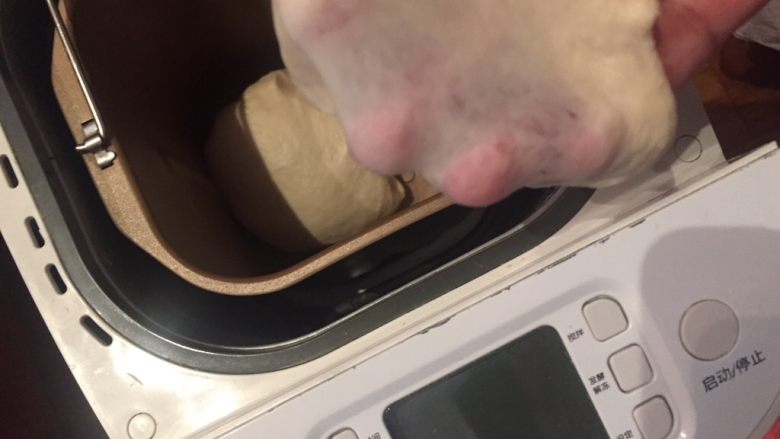 甜心面包,面团材料揉出薄膜。