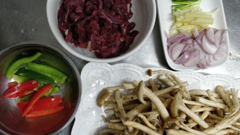 酱香茶树菇炒牛肉,<a style='color:red;display:inline-block;' href='/shicai/ 216'>牛肉</a>、青红椒、<a style='color:red;display:inline-block;' href='/shicai/ 157'>小葱</a>、<a style='color:red;display:inline-block;' href='/shicai/ 37'>姜</a>、<a style='color:red;display:inline-block;' href='/shicai/ 2762'>红葱头</a>全部洗净切丝，<a style='color:red;display:inline-block;' href='/shicai/ 266'>茶树菇</a>洗净滤干。