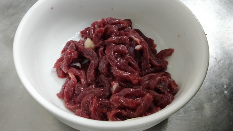 酱香茶树菇炒牛肉,牛肉加入少许<a style='color:red;display:inline-block;' href='/shicai/ 720'>胡椒粉</a>、盐、生粉、油腌制5分钟。