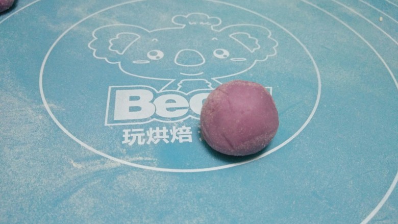 花样馒头,再取一小块面团,揉成球状。