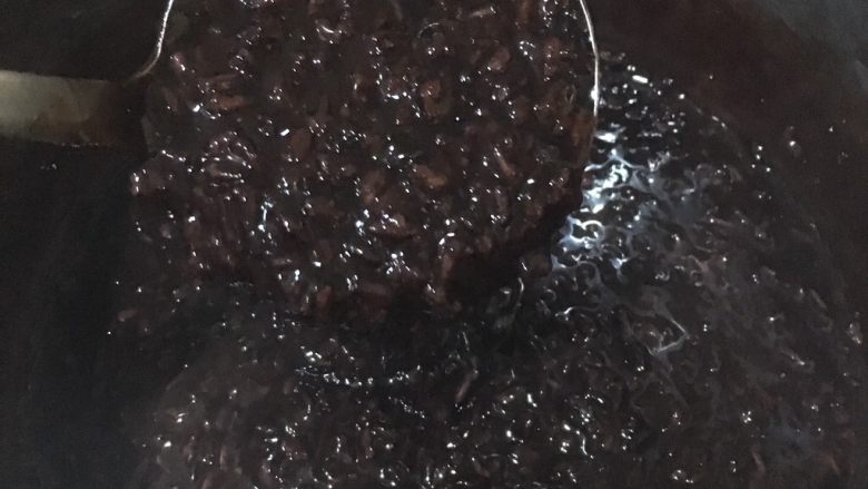 黑米奶酪面包,黑米洗净,放入高压锅里加入适量的水煮软