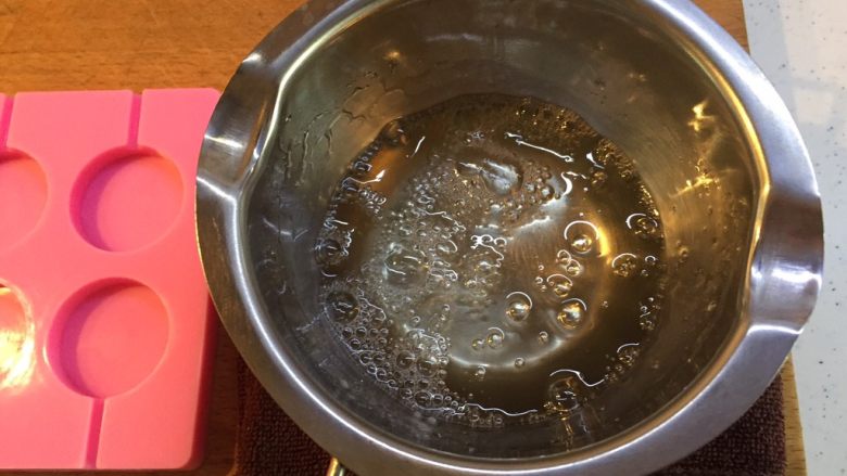 水晶棒棒糖🍭,把奶锅放在湿抹布上面静置,慢慢降温