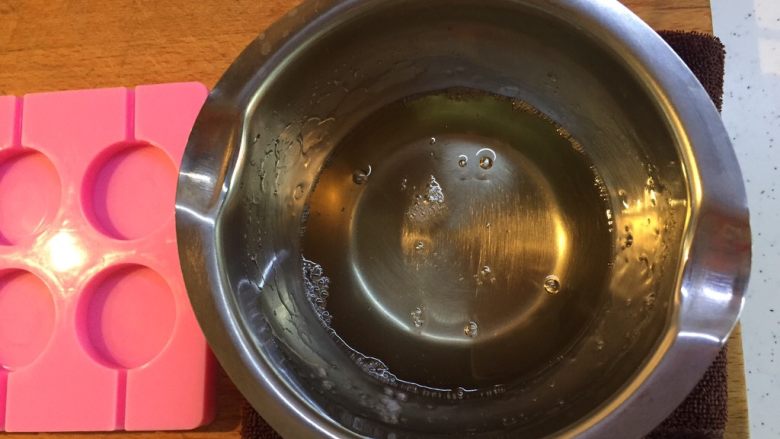 水晶棒棒糖🍭,气泡慢慢消失,大概150度左右即可开始灌装