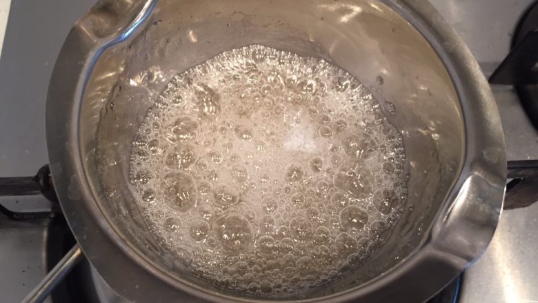 水晶棒棒糖🍭,继续熬糖,重复前面的步骤,升温后静置降温,气泡渐渐消失,完成最后一次灌装。