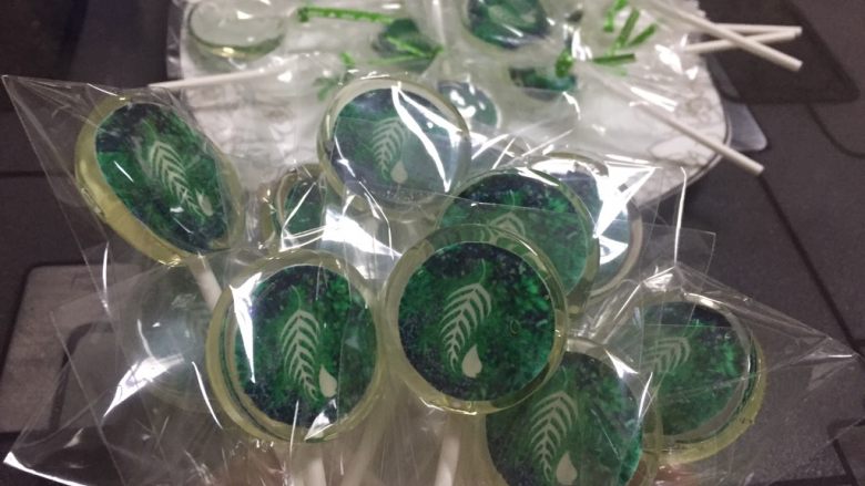 水晶棒棒糖🍭,放凉后迅速装在塑料袋里,我第一次做就浪费了一批,因为动作慢了,过了大概十分钟才装,都粘了。