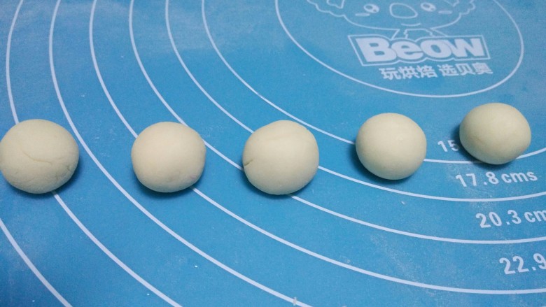 花样馒头,分成五个小剂子,揉成小球。