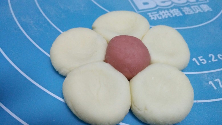 花样馒头,将五个小球按扁,一朵五瓣花就做好了。