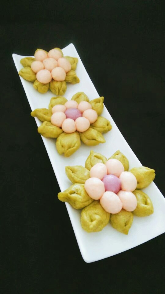 花样馒头,漂亮的花花,绿色是菠菜汁活的面。