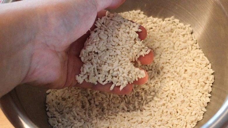 #咸味#+塩麴製作,仔细的分开成一粒粒的米粒。