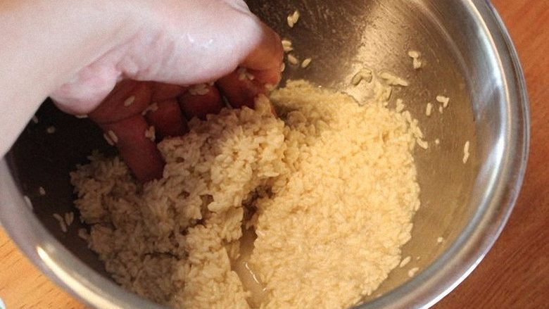 #咸味#+塩麴製作,将水加入,再次用手加以搓揉。