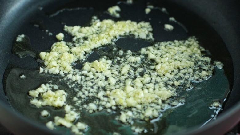 奶油蘑菇培根意面,利用煮意面的时间炒酱:锅中放橄榄油烧热后,将蒜末用小火炒香