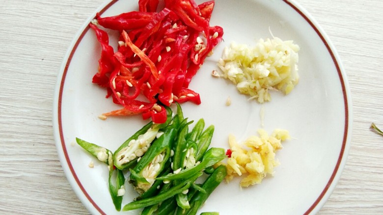 老汤辣味干豆腐,青<a style='color:red;display:inline-block;' href='/shicai/ 86663'>红辣椒</a>切丝,生姜大蒜切末