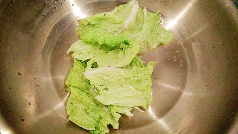 老汤辣味干豆腐,准备大白菜叶,放入开水里烫一下随即捞出过冷水