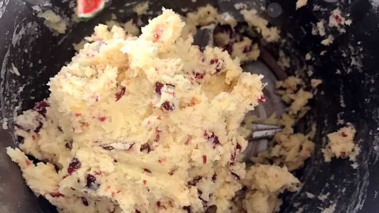 【美善品】五分钟快手蔓越莓饼干,接下来,调好美善品多功能料理机的时间和转速
时间:20秒
转速:6
如图,20秒后柔滑细腻,混合均匀的面团就好了