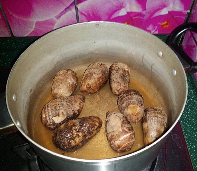 砂糖蜂蜜芋苗花,大火煮开后转小火至熟烂,大约30分钟左右