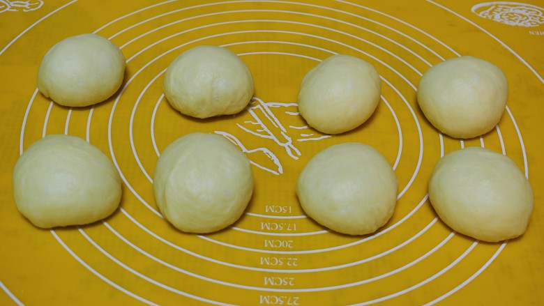 #甜食#花形椰蓉面包,面团揉匀后,平均分成8份,分别滚圆