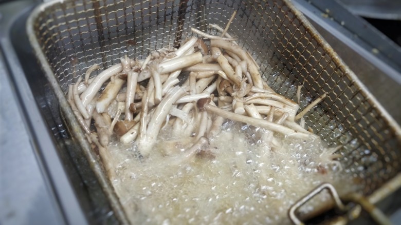 酱香茶树菇炒牛肉,方法一:锅内加油约500ml,中火加热至200℃左右(油面冒青烟)把滤干水分茶树菇放进去炸1分钟。
方法二:热一锅水,加适量盐和油待水煮开放入茶树菇大火煮沸1分钟捞起滤干即可。
注:如果不想吃那么油的朋友可以改用方法二。