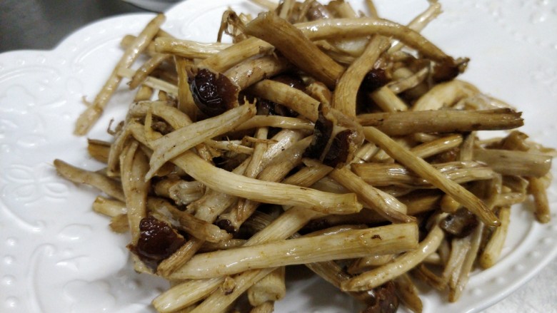 酱香茶树菇炒牛肉,茶树菇炸半干捞起滤油备用,大概就是图片这种效果。