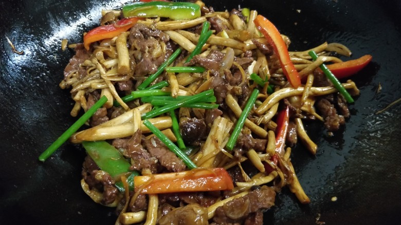 酱香茶树菇炒牛肉,加入青红椒丝,葱段翻炒30秒即可。