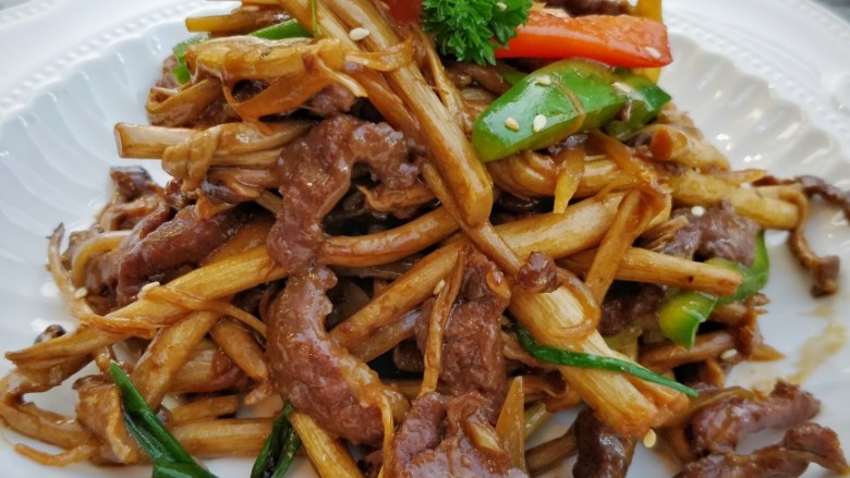 酱香茶树菇炒牛肉,装蝶,可以放朵番西和撒些白芝麻装饰。